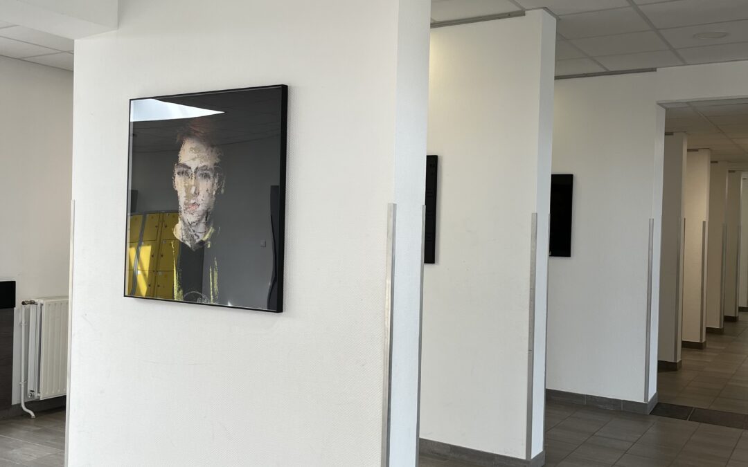 Isabelle Dehay, artiste plasticienne explique son exposition Portraits 2.0 aux élèves de 3ème